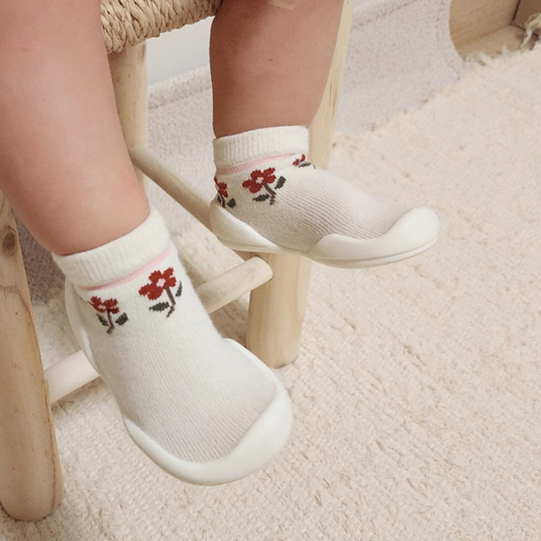 Camellia Baby First Walking Shoes: Easy-to-wear, elastic baby shoes with honeycomb outsole for slip resistance. Ideal for delicate baby foot cartilage and learning to walk.