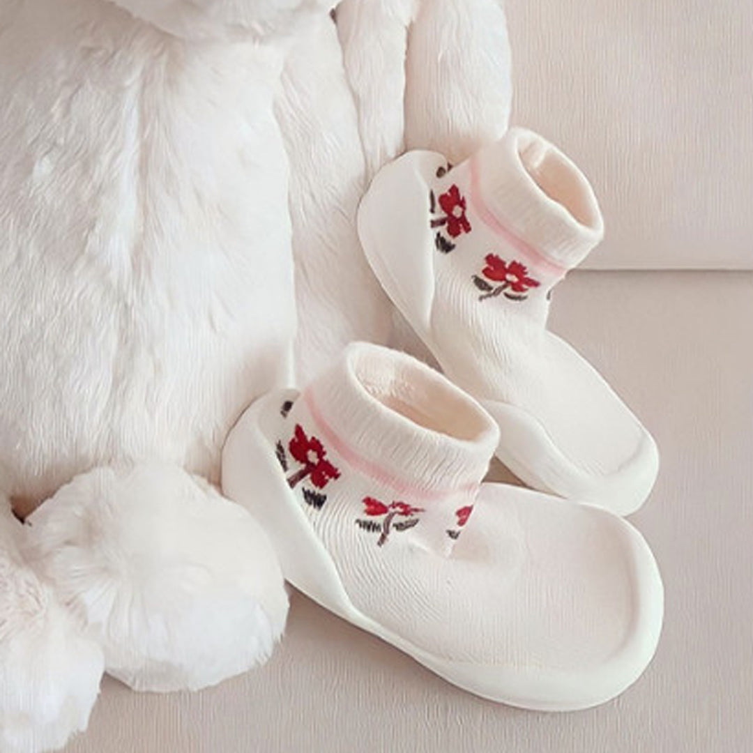 Camellia Baby First Walking Shoes: Easy-to-wear, elastic baby shoes with honeycomb outsole for slip resistance. Ideal for delicate baby foot cartilage and learning to walk.