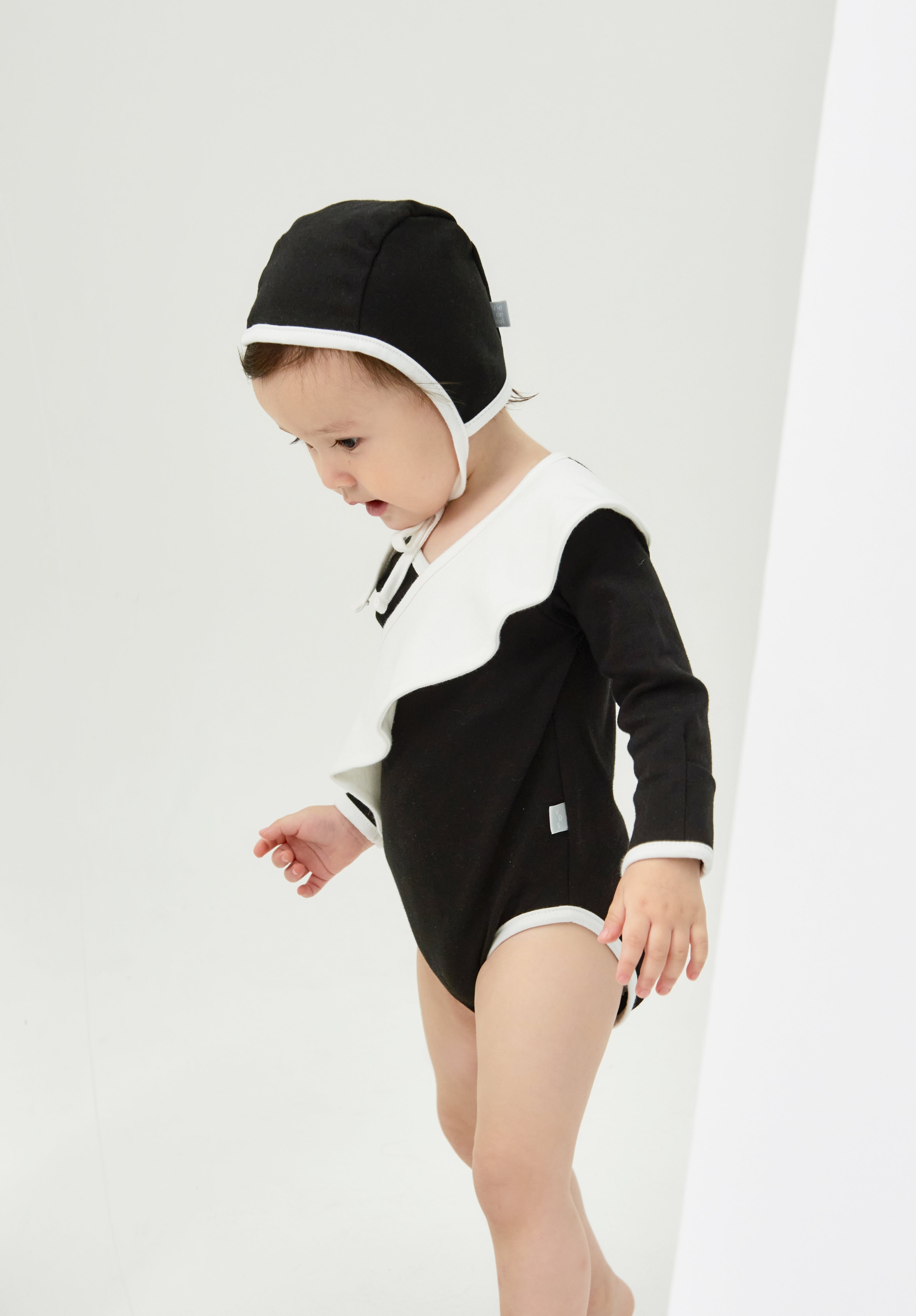 Bonnet Hat (Black): Lovely bonnet hat for babies, gentle when tied under the chin. Lightweight and wrinkle-free for easy carrying.